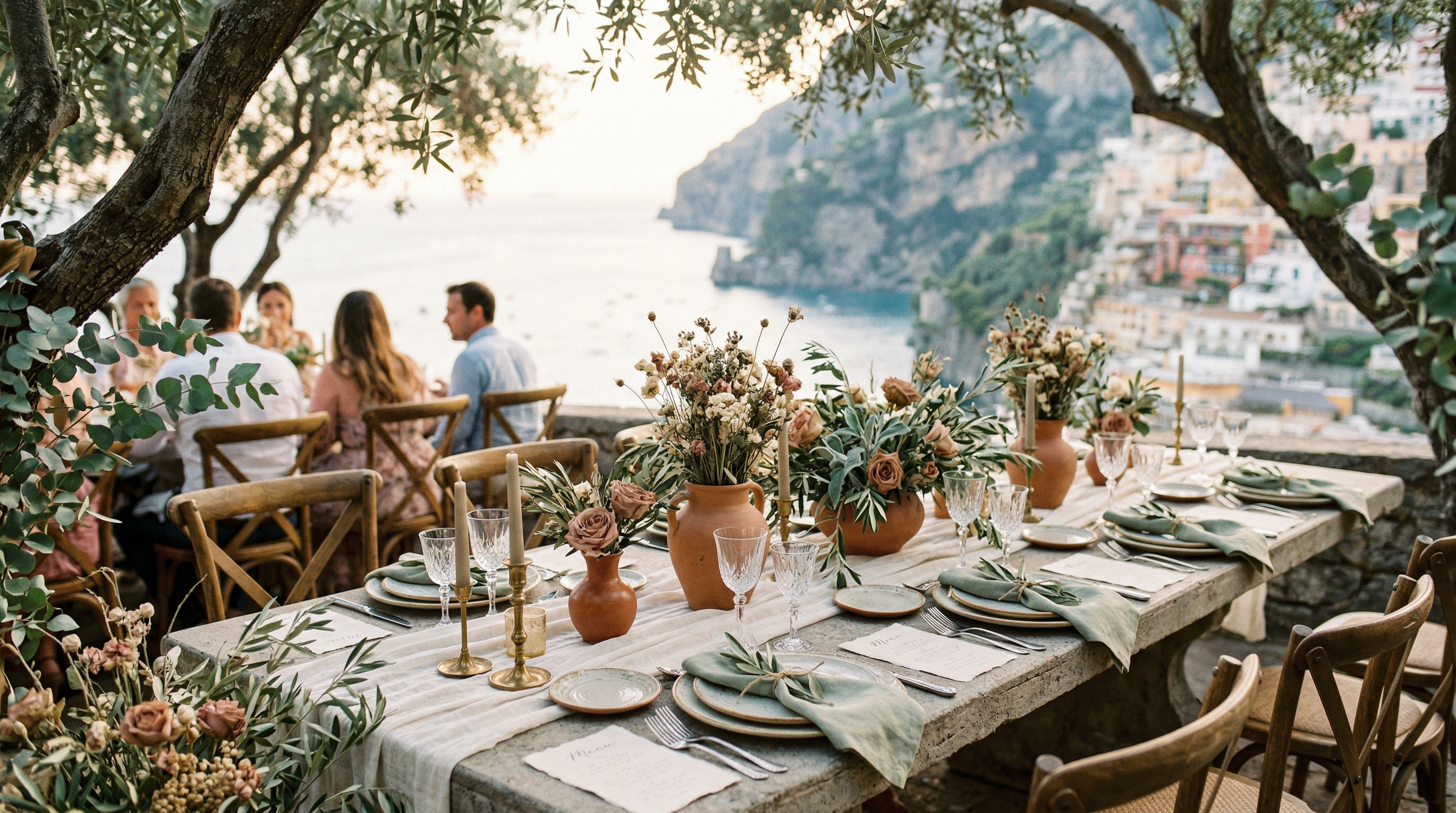 Средиземноморская свадьба — сервированный стол под оливами с видом на побережье